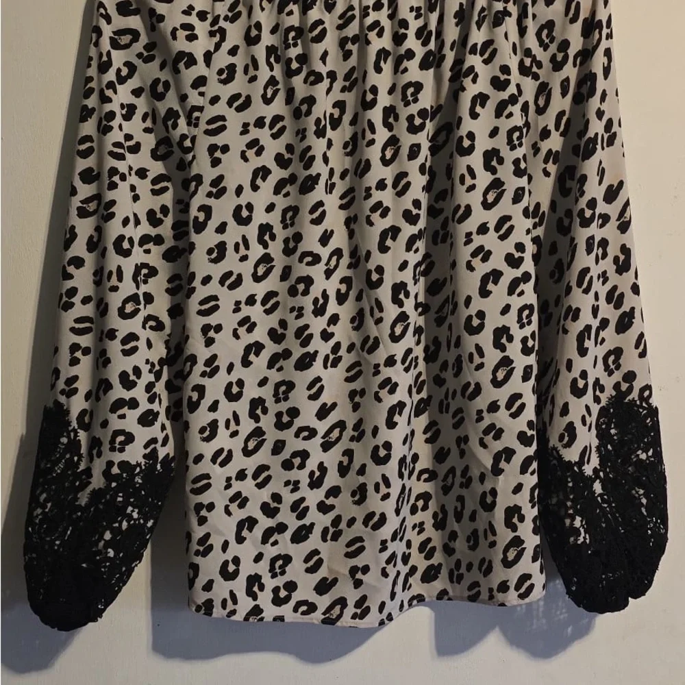 Elegant Black and White Leopard Blouse with Lace Trim - Picture 9 of 15